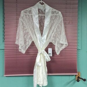 💙2/$20💙FLORA IVORY LACE SATIN ROBE